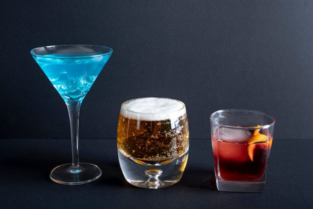「上桌」前的默然對(duì)話 酒精飲料的特寫鏡頭