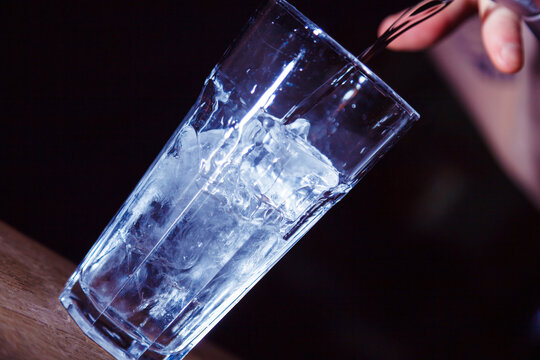 酒吧吧臺(tái)后的藝術(shù) 探尋雞尾酒與酒精飲料的魅力